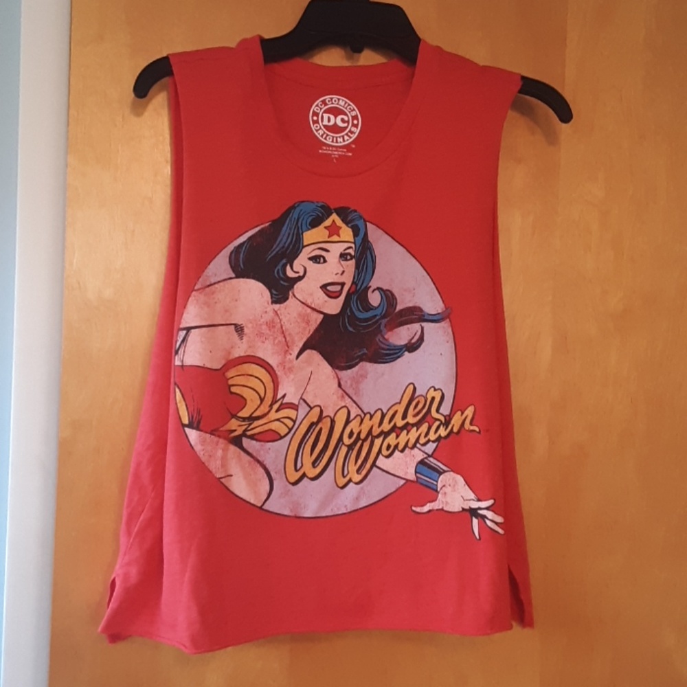 Wonder Woman sleeveless and cropped tshirt